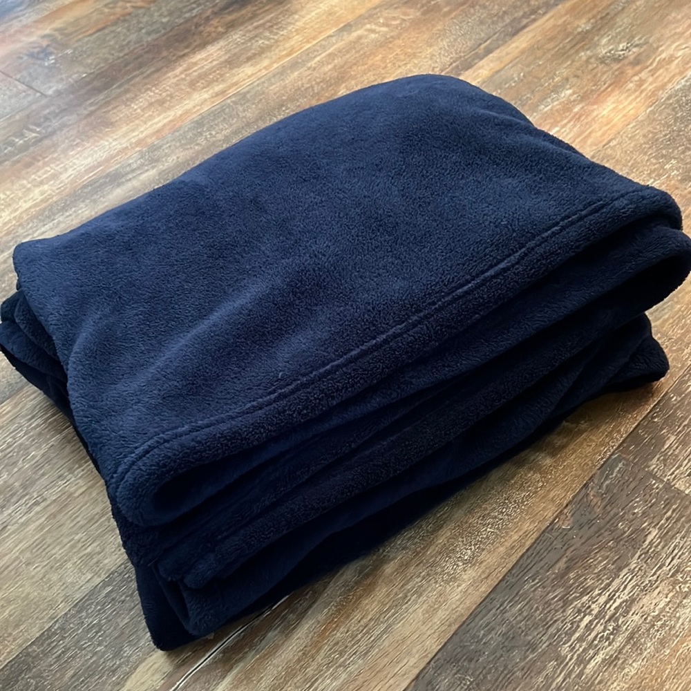 Thirty-one super soft navy blue blanket, excellent used condition.